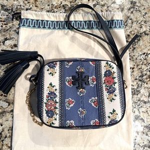 Tory Burch
McGraw Floral Leather Crossbody Camera Bag
